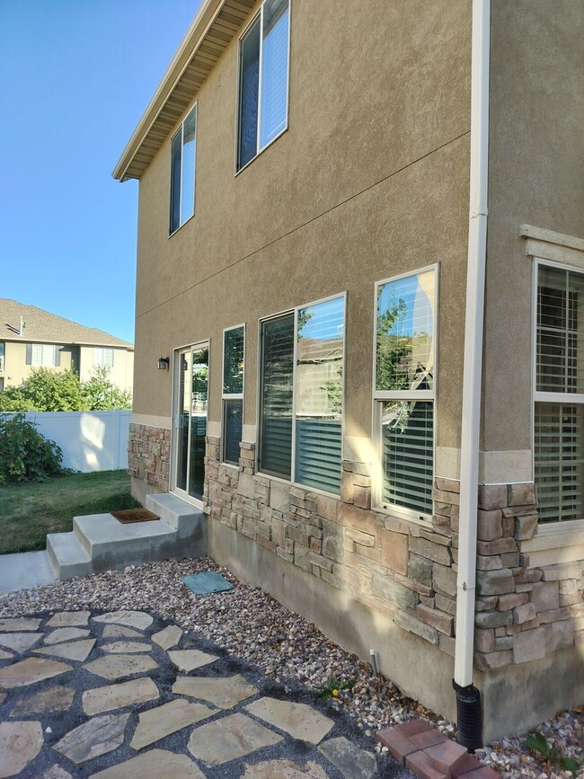 Building Photo - Modern 4bd/2.5ba Riverton Home! Amazing lo...