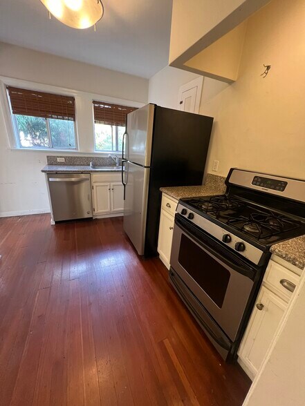 Kitchen - 502 1/2 N Heliotrope Dr