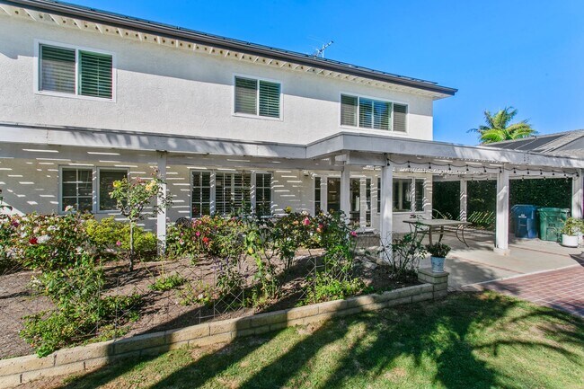 Building Photo - Remodeled Huntington Home!