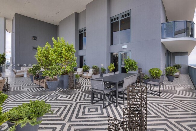 Building Photo - 801 S Miami Ave