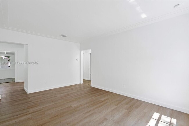Building Photo - 4725 NE Miami Ct