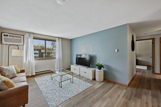 Building Photo - 902 Benton Dr