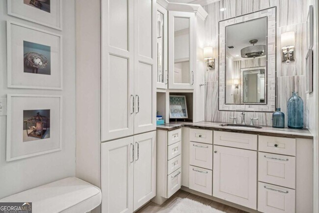 Building Photo - 9026 Riverbend Manor