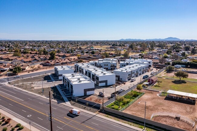 Building Photo - 432 S 32nd St