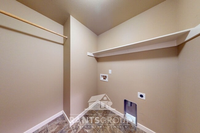 Building Photo - Beautifully upgraded townhome in a quiet L...