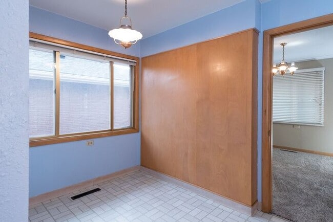 Building Photo - 3 Bedroom Single Level