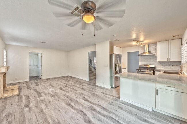 Building Photo - 7767 Parnell Ave