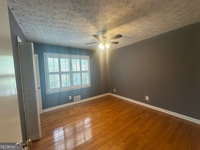 Building Photo - 3053 Menlo Park Dr