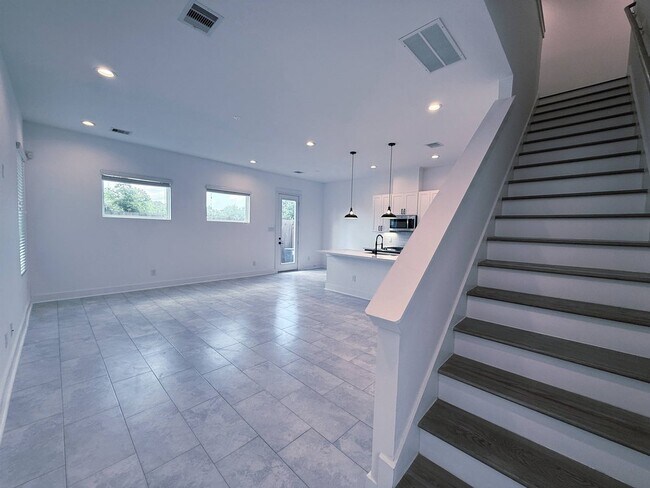 Building Photo - 1058 Mansfield St