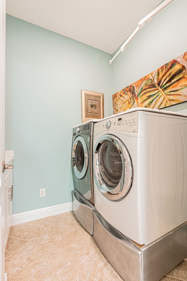 Building Photo - Seasonal or Annual Luxury Home With Pool i...