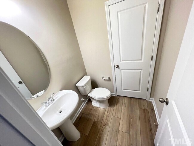 Building Photo - 4 Bedroom Luxury Townhome close to Raleigh Downtown