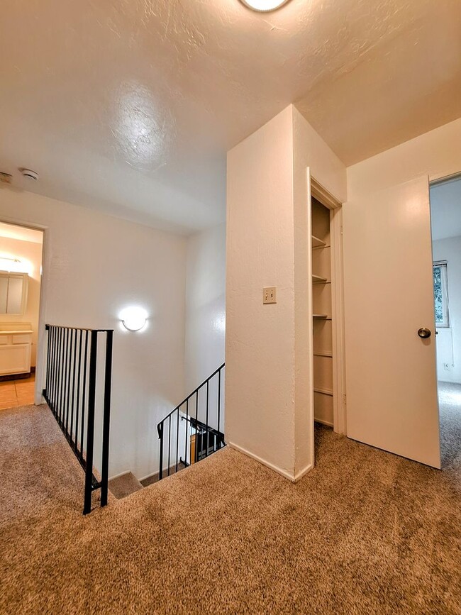 Building Photo - Refurbished 3bd Townhouse Style Apartment