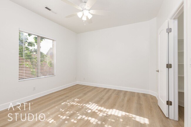 Building Photo - 4 Bedroom. 2/5 Bathroom Home in Meadow Val...