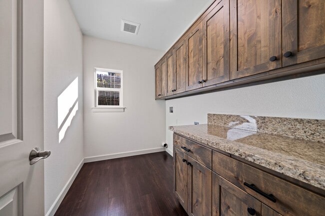 Building Photo - 3-bedroom, 2-bathroom home in great neighb...