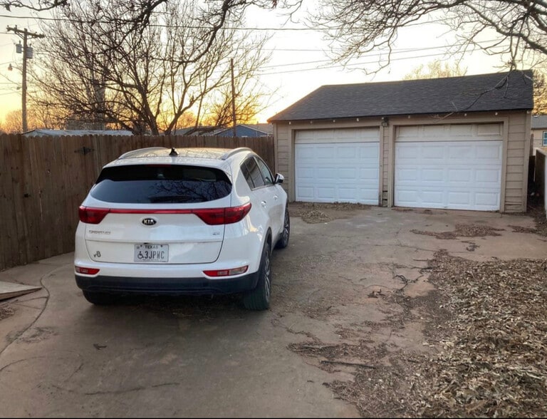 Garage - 1407 Travis Street