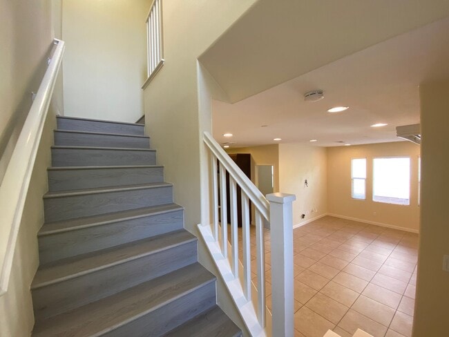 Building Photo - 3bedroom 3 bath home in the Solaire Commun...