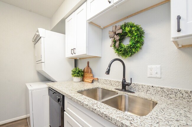 Building Photo - 5711 Sugar Hill Dr