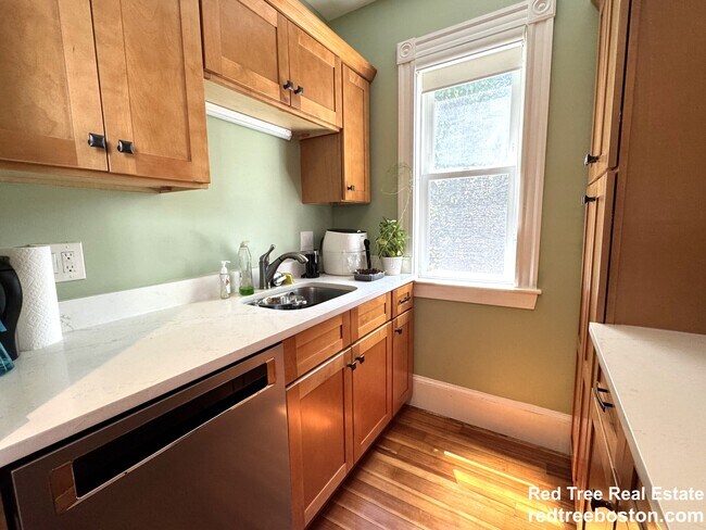 Building Photo - 23-25 Fuller St. Unit 1
