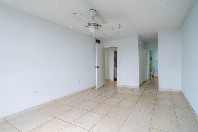 Building Photo - 2500 NE 135th St