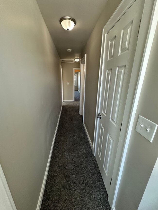 Building Photo - Large Open Concept 5BR/2BA Rent to Own Home