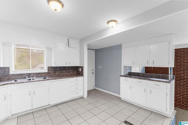 Building Photo - 9805 Maple Ln