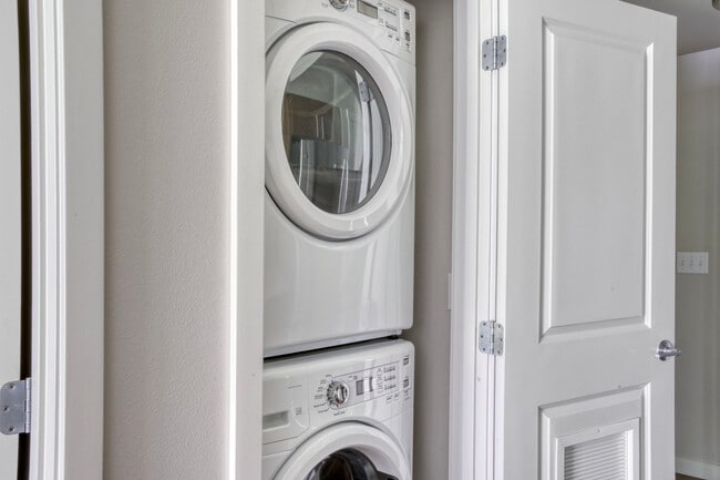 Building Photo - 10333 Main St