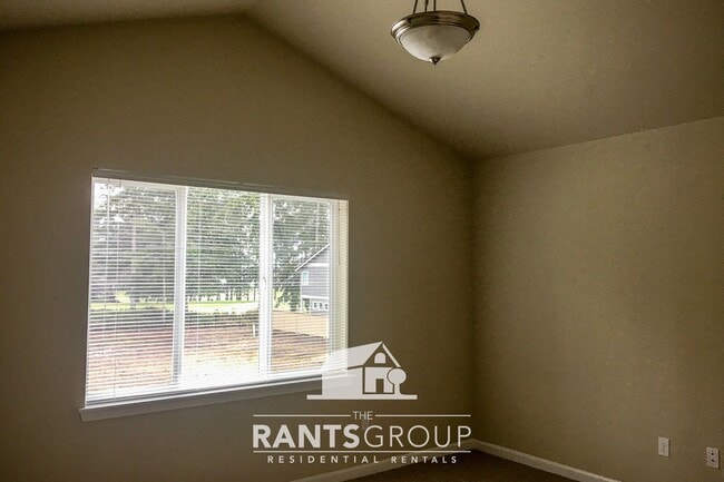 Building Photo - 4-Bedroom Home in Campus Peak – Spacious L...