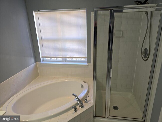 Building Photo - 8557 Wyngate Manor Ct