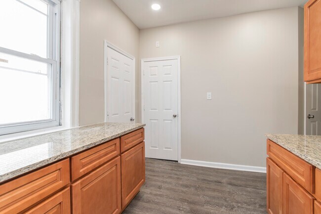 Building Photo - 917 W Duncannon Ave