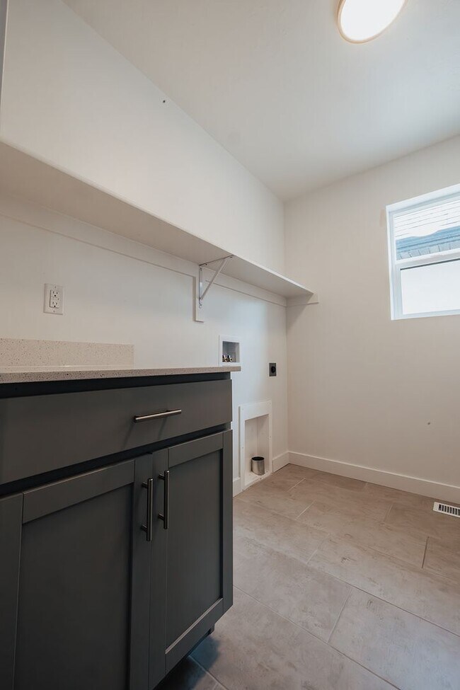 Building Photo - Stunning 4 Bedroom Home in Lehi with Great Amenities!