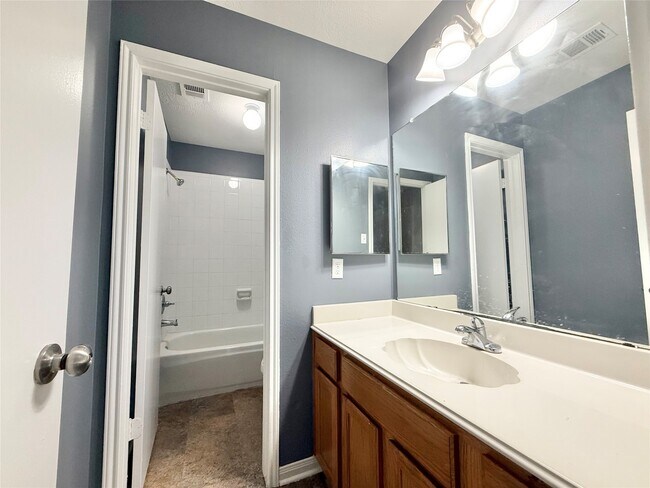 Building Photo - 1405 Manor Dr