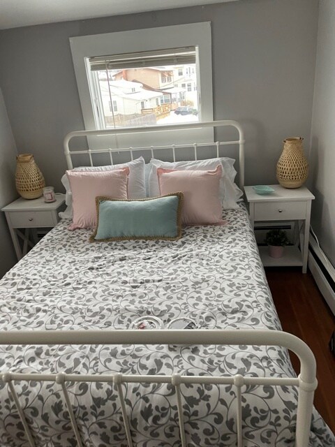 Full bed - 266 Cosey Beach Ave