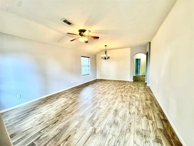 Building Photo - 16214 Mission Glen Dr