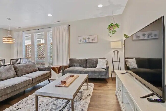 Building Photo - Beautiful 3 bedroom Single Level Home _ Pe...