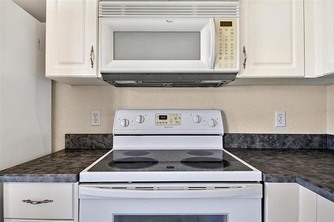 Building Photo - 9 Lytton Ln
