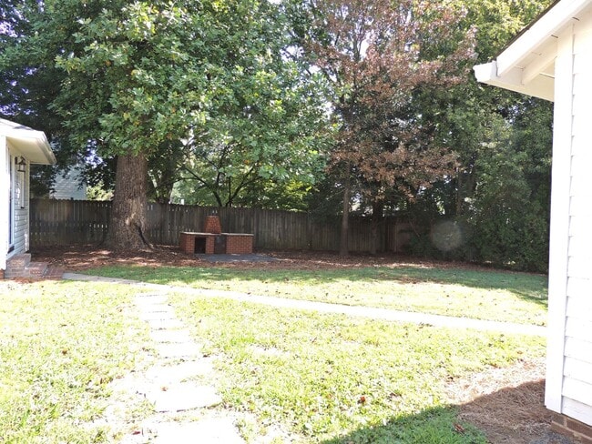Building Photo - You need to see this beautiful home in Maryville City