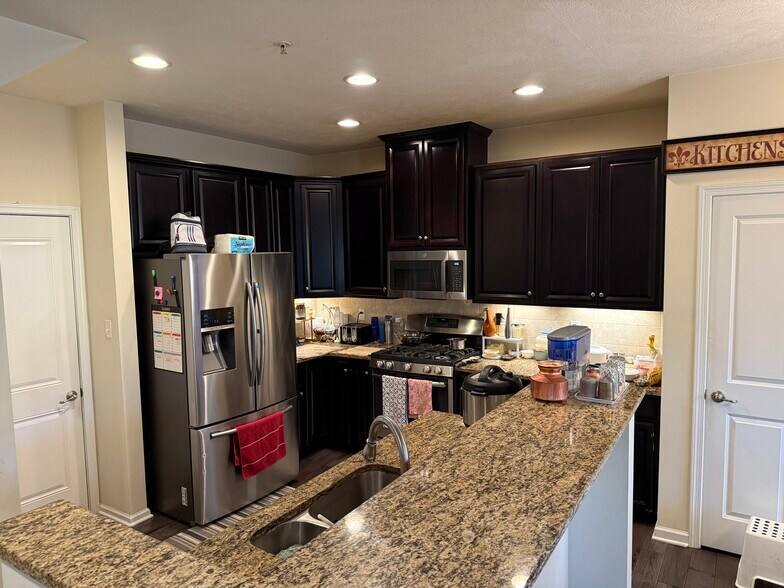 Kitchen - 624 Edison Dr