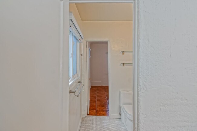 Building Photo - 3809 Crest Dr