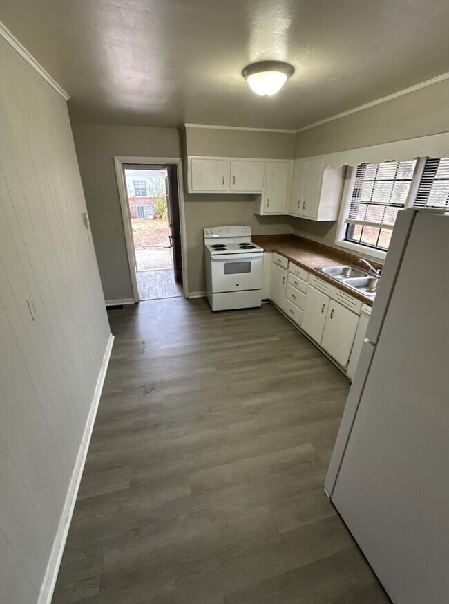 Building Photo - BELOW MARKET RENT!
