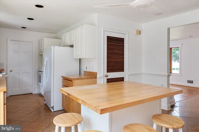 Building Photo - 109 Lake View Drive