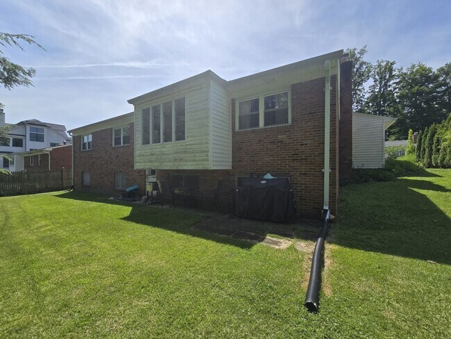 Building Photo - Spacious 4 Bedroom, 3 Bathroom Home in Close in Bethesda!!