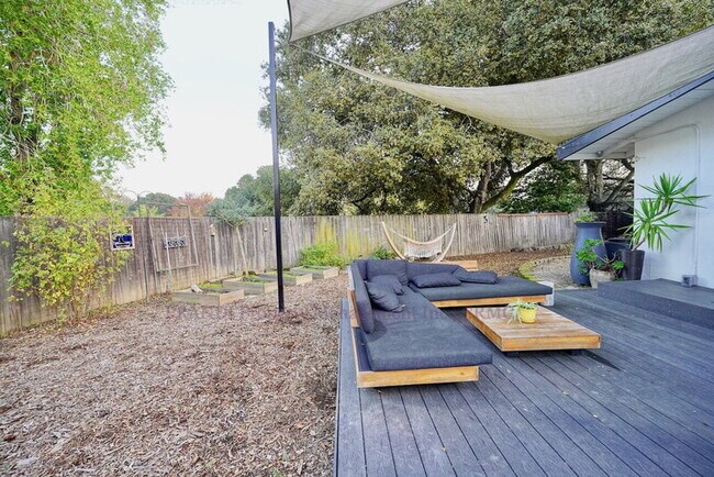 Building Photo - 104 Lobo Vista