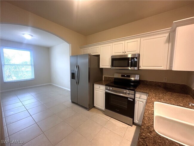 Building Photo - 1320 Charleston Square Dr