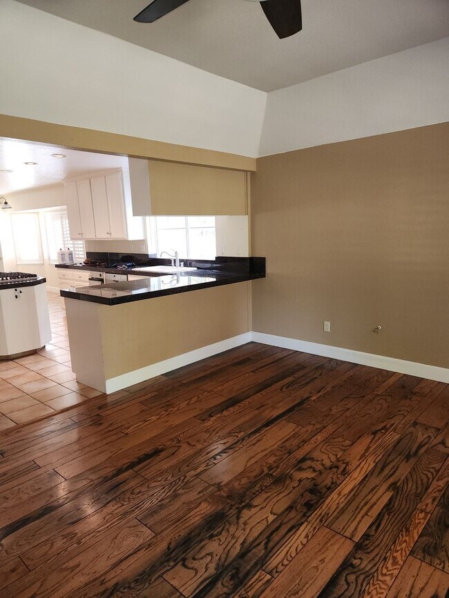 Building Photo - Lovely 4 bedrooms, 3 bathrooms in Windsor