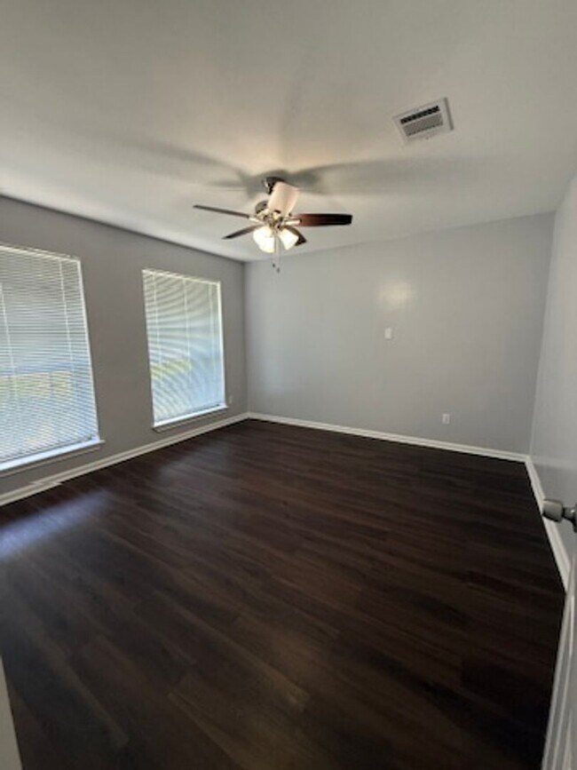 Building Photo - Really spacious 4bed/2bath single family home