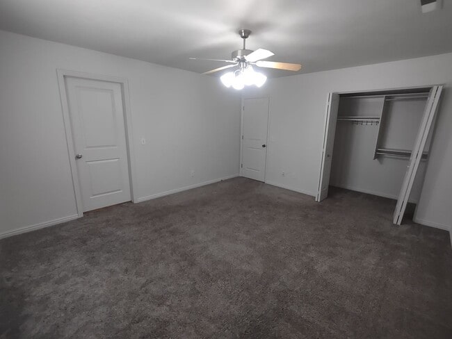 Building Photo - Fox Cove Unit