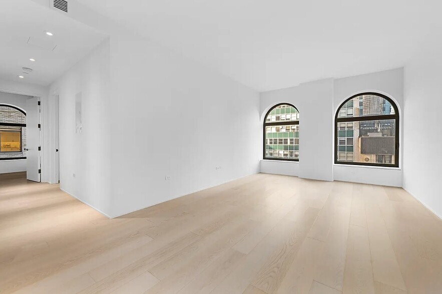 Building Photo - 130 William St