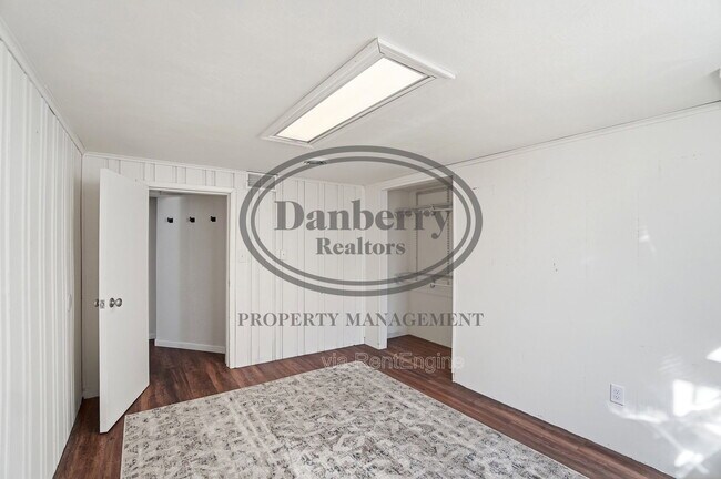 Building Photo - 1133 N Byrne Rd