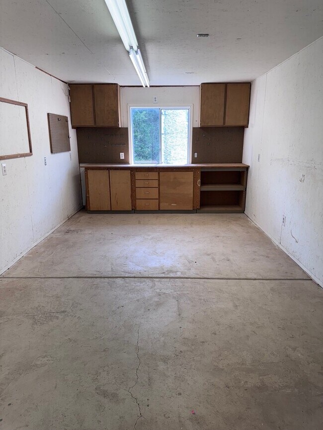 Building Photo - Gorgeous Home on 23 Acres Includes 22x32 S...