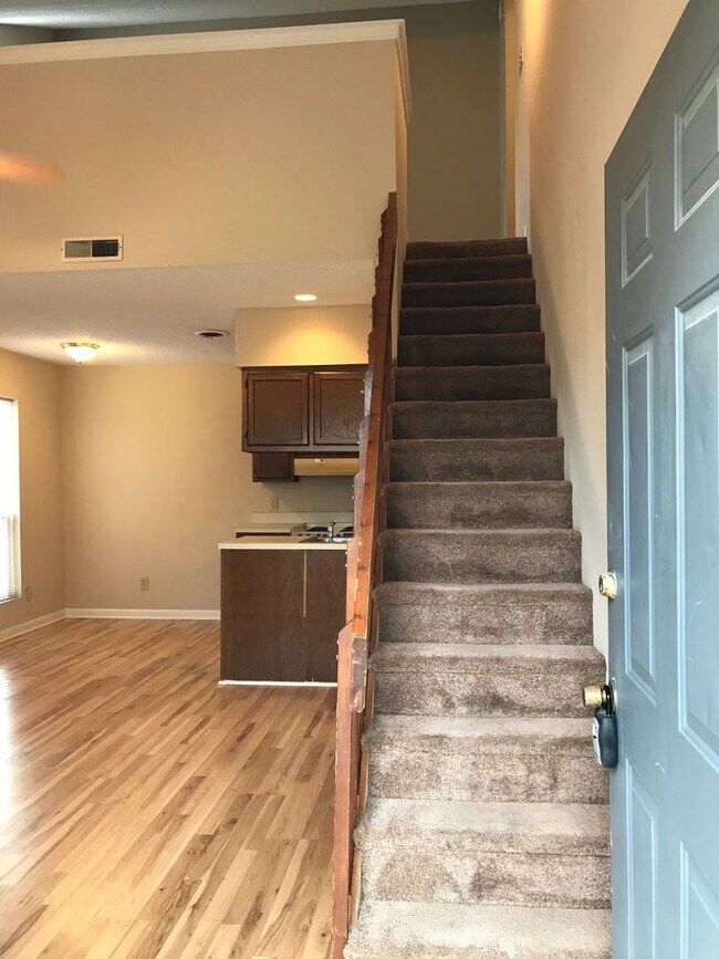 Building Photo - Quiet 2 story condo super close to the beach!